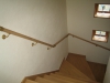 階段手すり　階段幅は約1m　在来工法より広くしてあります。